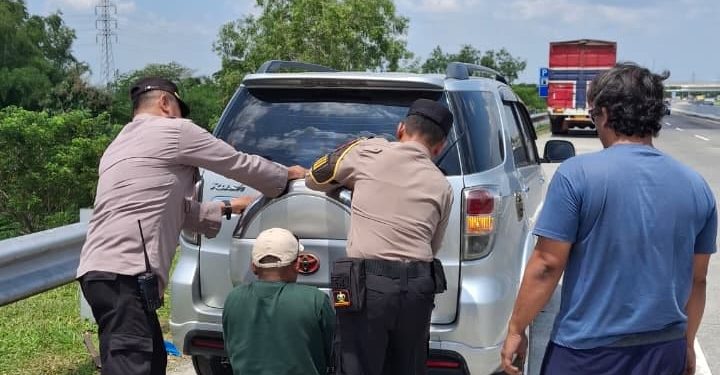 Quick Response Polres Ngawi Bantu Pengendara Alami Ban Pecah di Rest Area Tol