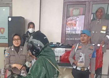 Peduli Ramadan, Polres Ngawi dan Polsek Jajaran Rutin Bagikan Ratusan Paket Nasi dan Takjil