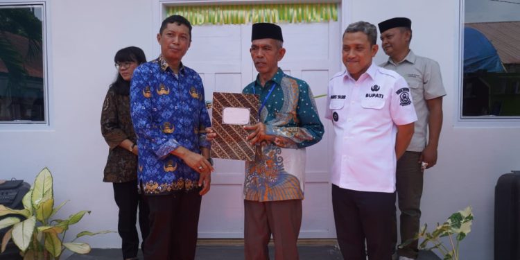 Bupati Jeneponto H. Paris Yasir Resmikan Reading Corner Dan Tinjau Lokasi Sekolah Rakya