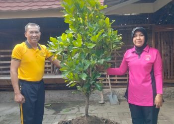 Dukung Gerakan Indonesia Asri, Polres Ngawi Tanam Puluhan Pohon Hadiah Hari Bhayangkara ke 80