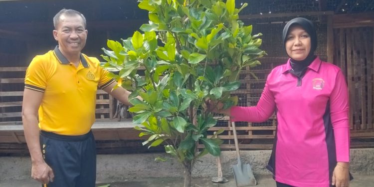 Dukung Gerakan Indonesia Asri, Polres Ngawi Tanam Puluhan Pohon Hadiah Hari Bhayangkara ke 80