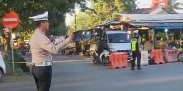 Perdana Bertugas, Kasat Lantas Polresta Gowa Turun Langsung Layani Pengguna Jalan di Jembatan Kembar