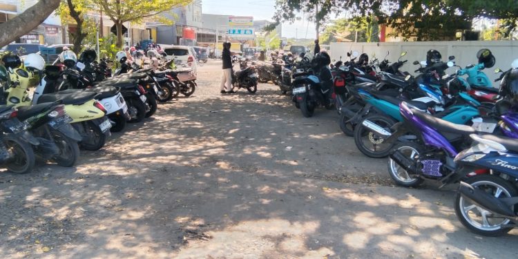 Pembayaran Retribusi Parkir Motor Dan Mobil Di RSUD Lanto Daeng Pasewang Jeneponto Hitung Jam.Raturasn Motor Berparkir Di Jalan Depan RSUD Jeneponto