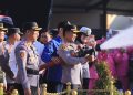 78 Personel Polres Ngawi Naik Pangkat, Sujud Syukur di Tengah Guyuran Air.