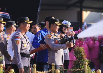 78 Personel Polres Ngawi Naik Pangkat, Sujud Syukur di Tengah Guyuran Air.