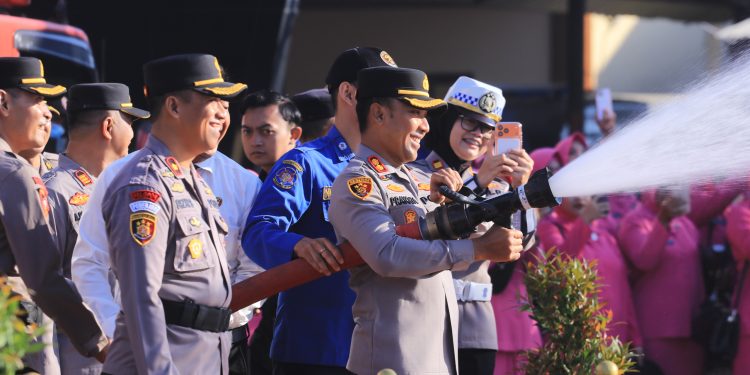 78 Personel Polres Ngawi Naik Pangkat, Sujud Syukur di Tengah Guyuran Air.