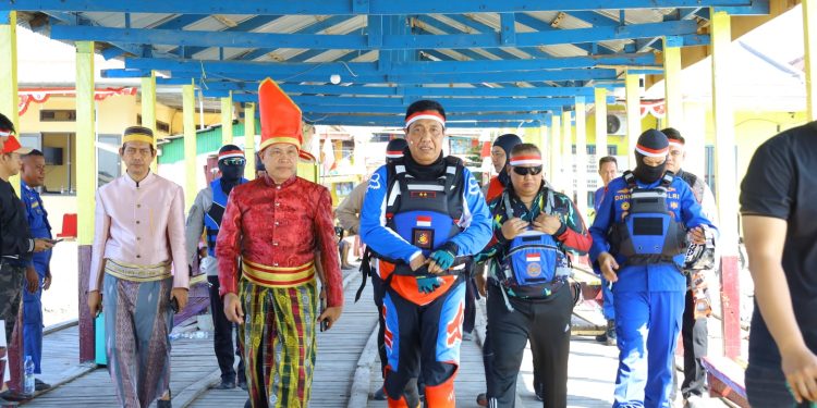 Semarak HUT ke-81 RI, Kapolda Sulsel Kibarkan Bendera Merah Putih di Wilayah Kepulauan Makassar
