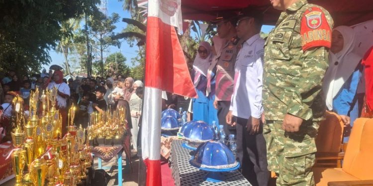 Semarakkan HUT RI ke-81, Babinsa Koramil 1409-08/Bontonompo Dampingi Lomba Gerak Jalan di Tamallayang