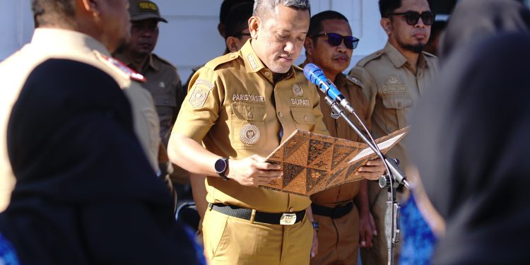 Bupati Jeneponto Pimpin Upacara Bendera, Dirangkaikan Penyerahan SK dan Pengambilan Sumpah PNS