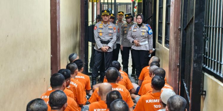 Kapolresta Gowa Tinjau Ruang Tahanan, Sampaikan Pesan Moral dan Harapan Baru