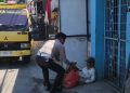 Sentuhan Kemanusiaan di Tengah Tugas, Kasat Lantas Polresta Gowa Berbagi kepada Pemulung