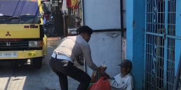 Sentuhan Kemanusiaan di Tengah Tugas, Kasat Lantas Polresta Gowa Berbagi kepada Pemulung