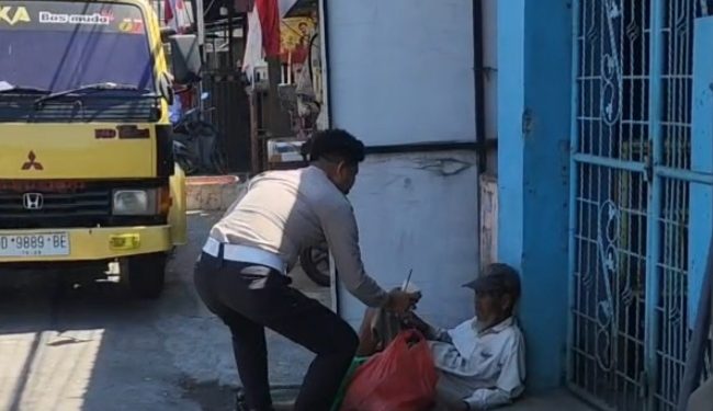 Sentuhan Kemanusiaan di Tengah Tugas, Kasat Lantas Polresta Gowa Berbagi kepada Pemulung
