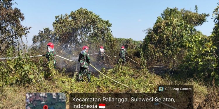 Respon Cepat Laporan Warga, Tim Gabungan Kodim 1409/Gowa Padamkan Api di Desa Bontoala