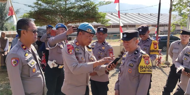 Dampingi Kapolresta Gowa Kunker, Kasipropam Cek Kedisiplinan Personel Polsek Tombolopao