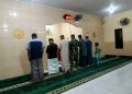 Pererat Silaturahmi, Babinsa Kodim 1409/Gowa Gelar Safari Subuh dan Komsos di Desa Kalebarembeng