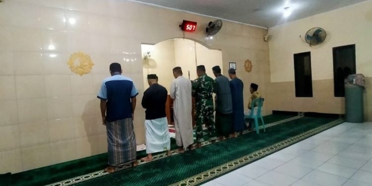 Pererat Silaturahmi, Babinsa Kodim 1409/Gowa Gelar Safari Subuh dan Komsos di Desa Kalebarembeng