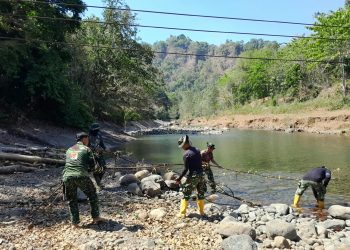 Bahu-Membahu TNI dan Warga Buakkang Percepat Pembangunan Jembatan Perintis di Gowa