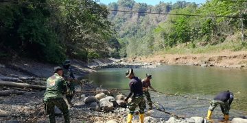 Bahu-Membahu TNI dan Warga Buakkang Percepat Pembangunan Jembatan Perintis di Gowa