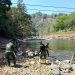 Bahu-Membahu TNI dan Warga Buakkang Percepat Pembangunan Jembatan Perintis di Gowa