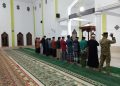 Babinsa Koramil Tompobulu Laksanakan Sholat Subuh Berjamaah Sekaligus Komsos dengan Tokoh Agama