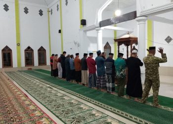 Babinsa Koramil Tompobulu Laksanakan Sholat Subuh Berjamaah Sekaligus Komsos dengan Tokoh Agama