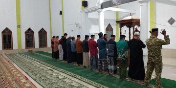 Babinsa Koramil Tompobulu Laksanakan Sholat Subuh Berjamaah Sekaligus Komsos dengan Tokoh Agama