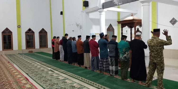 Babinsa Koramil Tompobulu Laksanakan Sholat Subuh Berjamaah Sekaligus Komsos dengan Tokoh Agama
