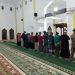 Babinsa Koramil Tompobulu Laksanakan Sholat Subuh Berjamaah Sekaligus Komsos dengan Tokoh Agama