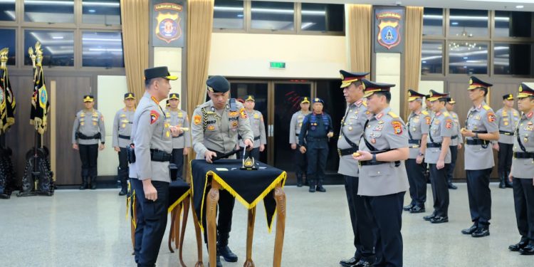 Kapolri Lantik Irjen Pol. Dr. M. Awal Chairuddin sebagai Kapolda Sulsel Gantikan Irjen Pol. Djuhandhani Rahardjo Puro