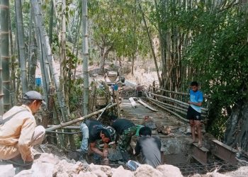 Percepat Akses Warga, Kodim 1409/Gowa Bersama Yonzipur Garap Jembatan Sungai Karangloe