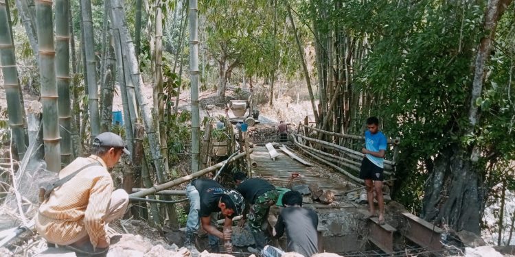 Percepat Akses Warga, Kodim 1409/Gowa Bersama Yonzipur Garap Jembatan Sungai Karangloe